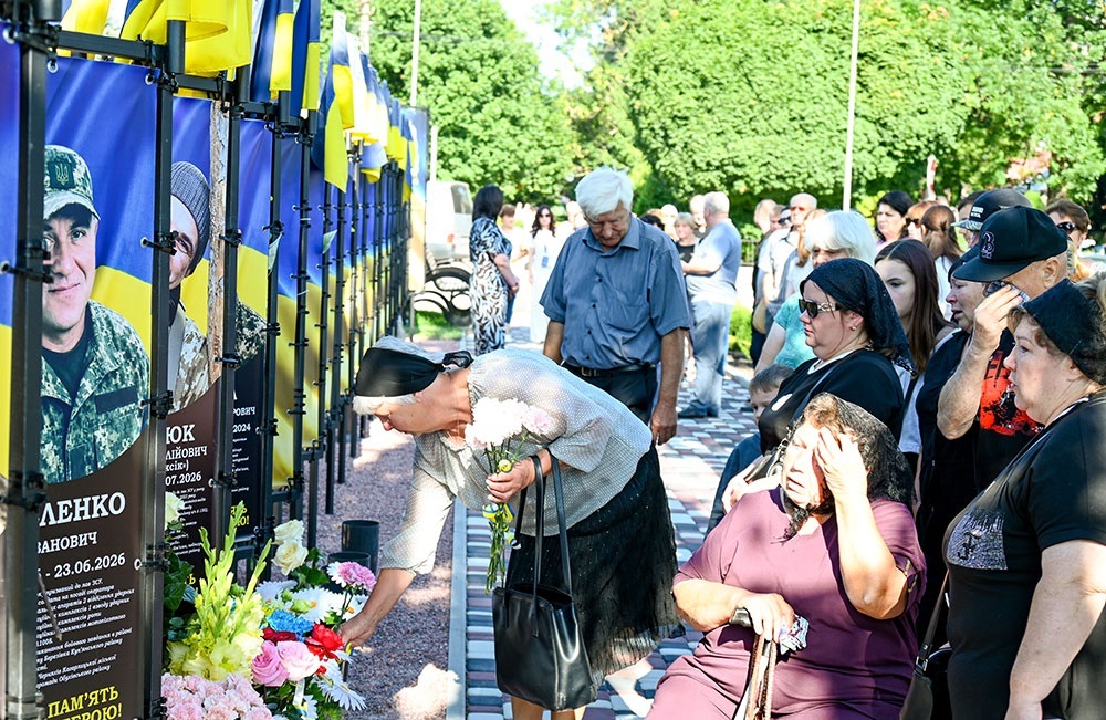 Покладання квітів біля пам'ятних банерів захисникам України у Кагарлицькій громаді - 2