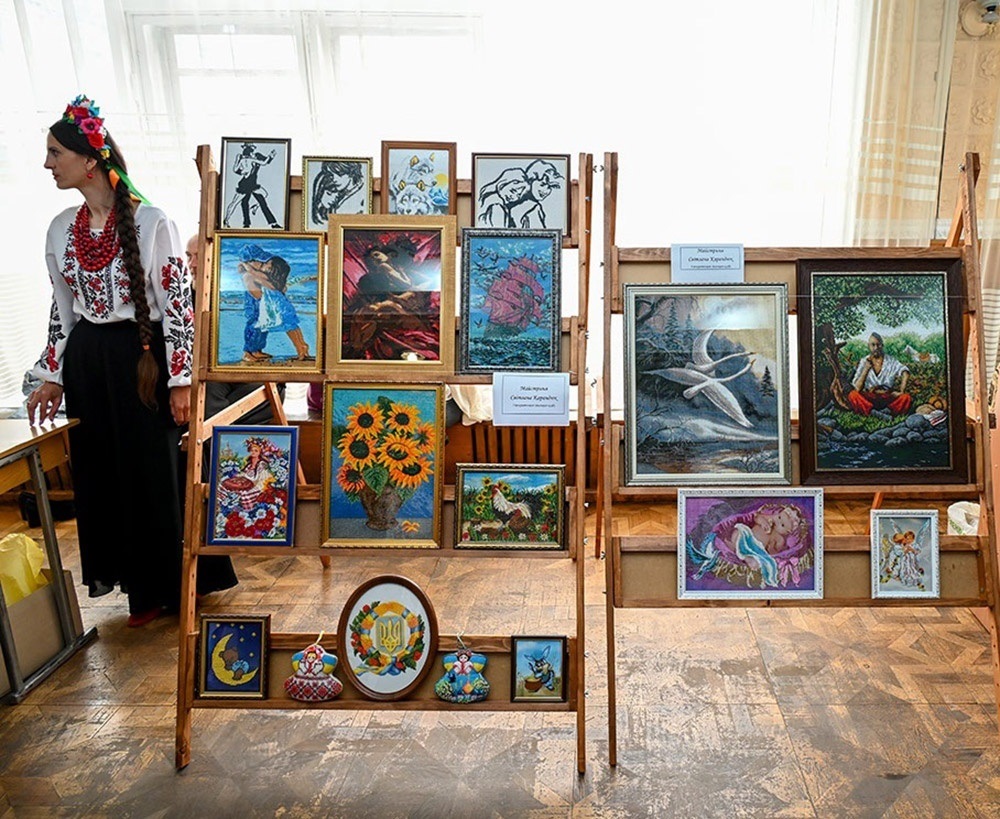 Світлана Карандюк буля своїх робіт під час виставки в Кагарлицькому МЦКД